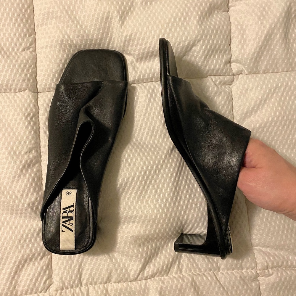 ZARA BLACK LEATHER SLIDES/OPEN TOE MULES